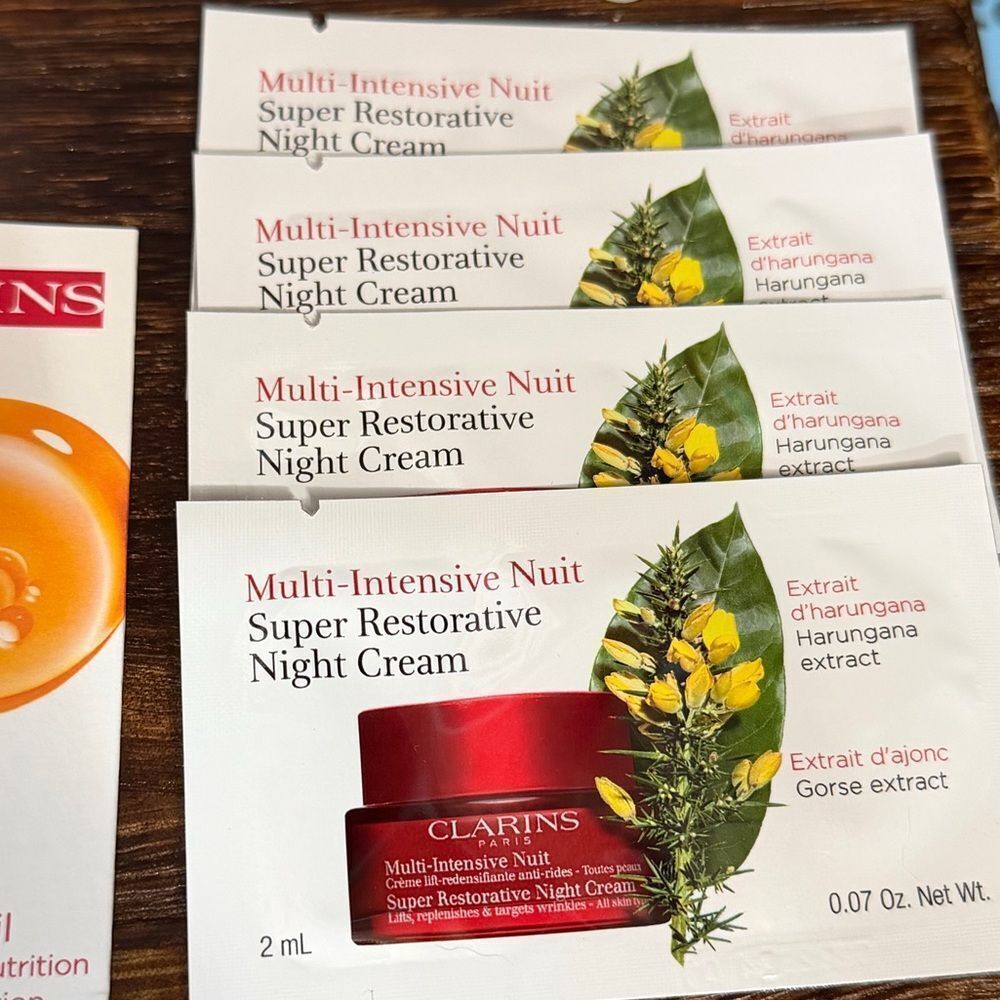 🌸 Clarins Deluxe Sample Beauty Bundle – Skincare + Lip Oils + Cleanser 🌸. New! - Picture 2 of 10
